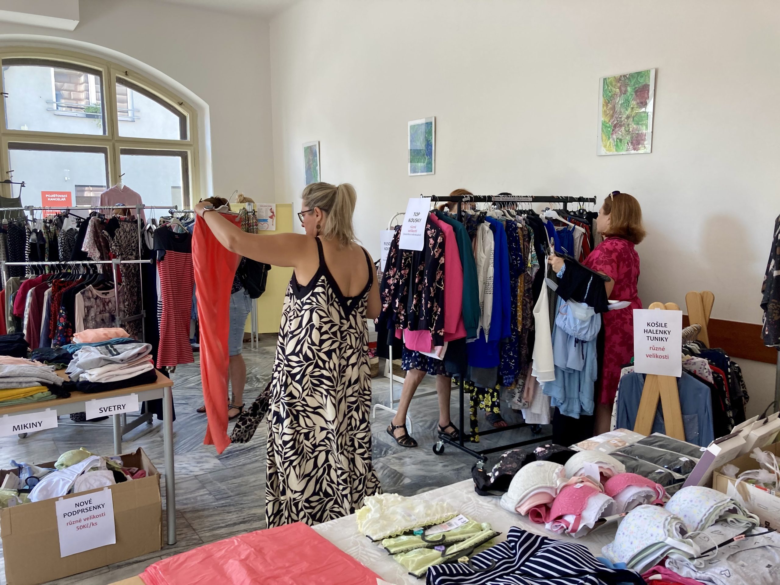 Charitativní bazar přinesl 12.500 Kč pro křehké seniory na Přeloučsku